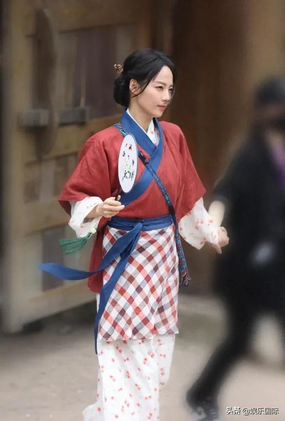 Baby节目中扮郭芙蓉 欧阳娜娜cos周芷若