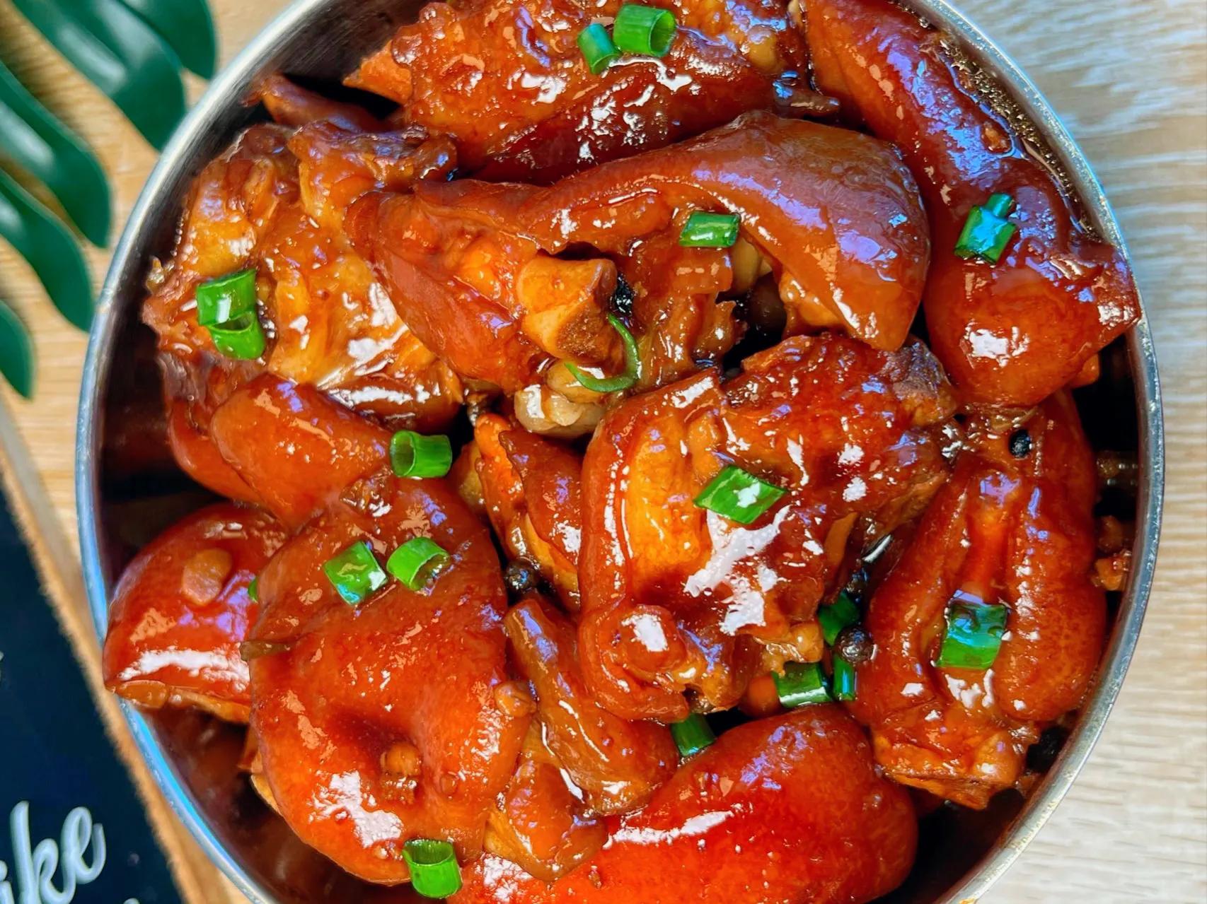 焖猪蹄的家常做法(肥而不腻焖猪蹄的烹饪方法)