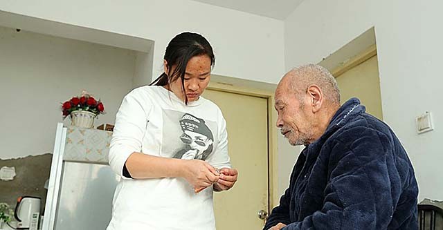 安徽光棍兄弟收养弃婴，给拖拉机装土赚奶粉钱，34年后女婴成教师