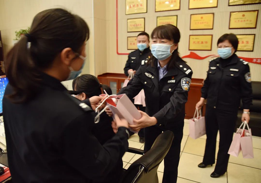 奉献在岗位 慰问到一线 | 西安公安长安分局开展“三八”国际妇女节主题慰问活动