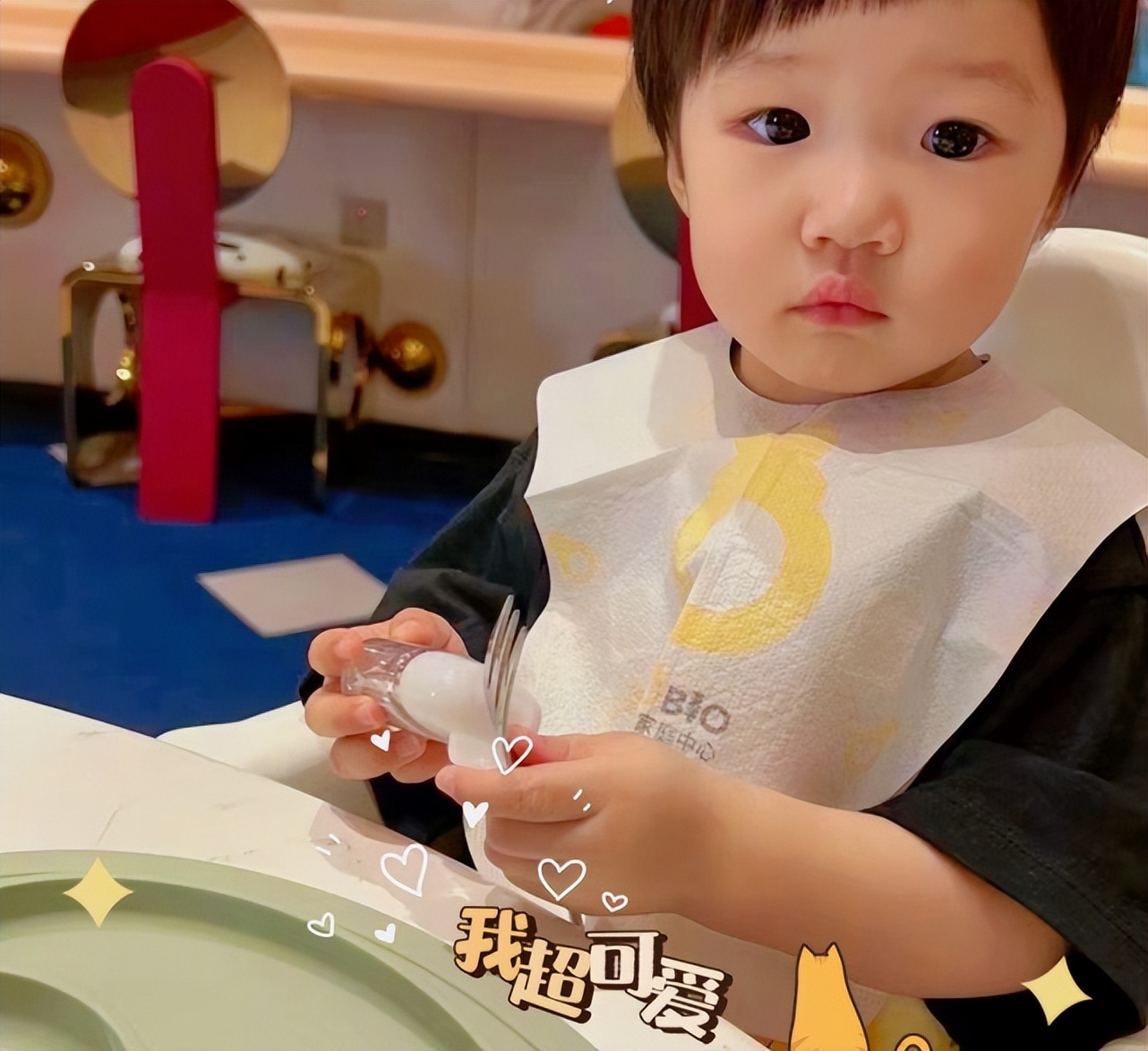 王祖蓝夫妇带娃出游，一人抱一娃大秀幸福，俩女儿个头猛蹿像妈妈