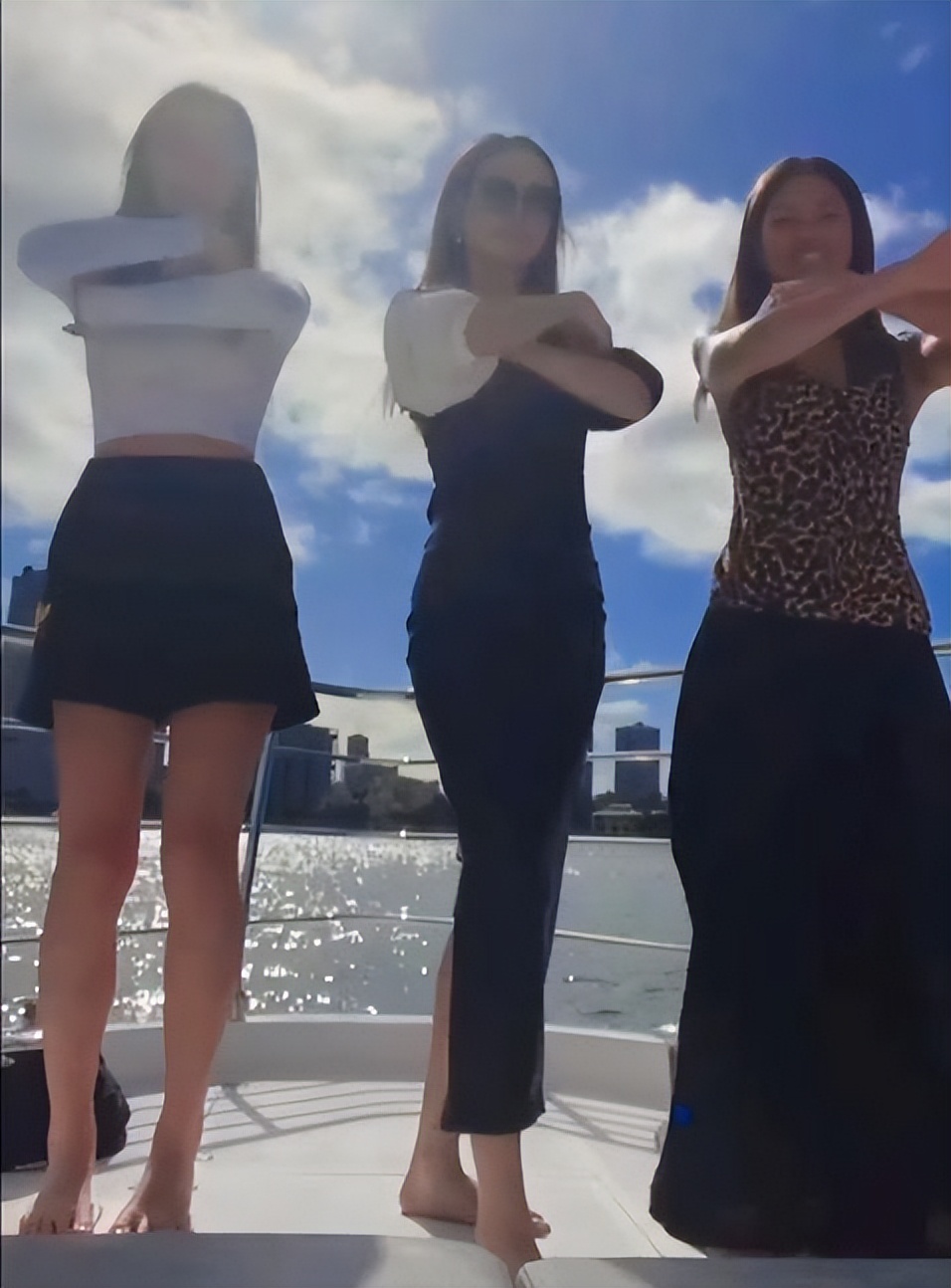 43岁侯佩岑坐游艇出海，拿香槟晒长裙美照，姐姐的状态和气质超好