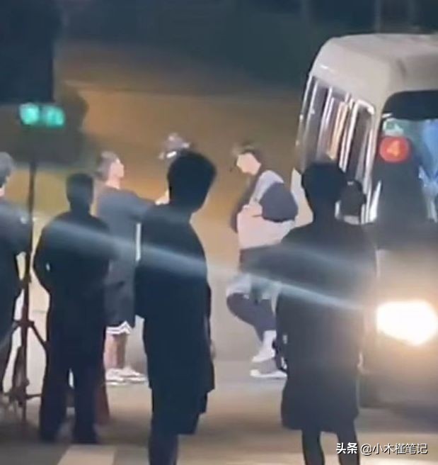 《哥哥2》路透照曝光，吴卓羲温兆伦热聊，林峯坐后面表情淡定