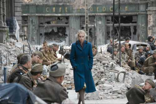 德军入侵苏联的真实场景，平民被当靶子女人被丢进士兵堆，战争片