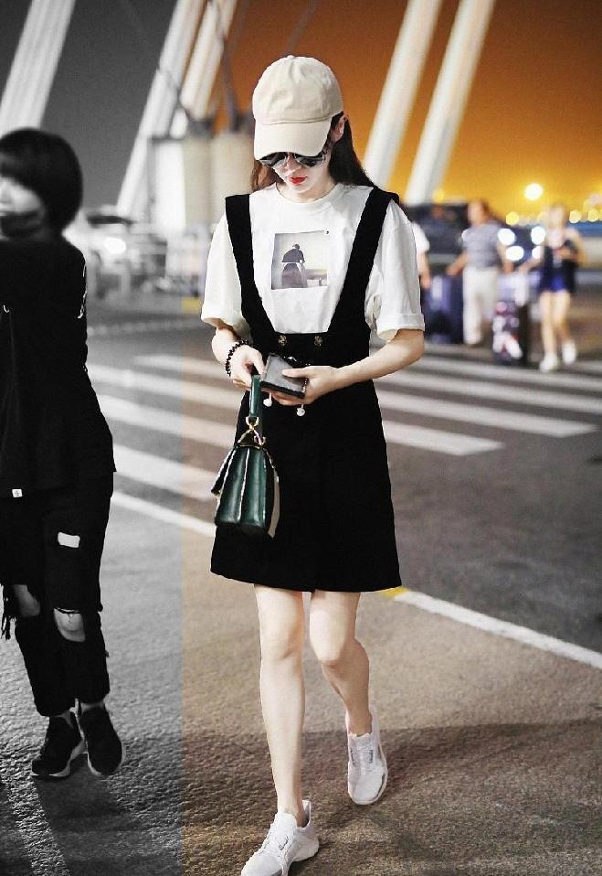 唐嫣生完孩子还这么瘦，背带裙配T恤好清新，看着好像学生妹