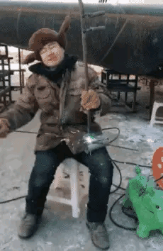 爸，你旁边的叔叔好帅，爸爸：这是你妈，网友当场笑喷了，哈哈哈