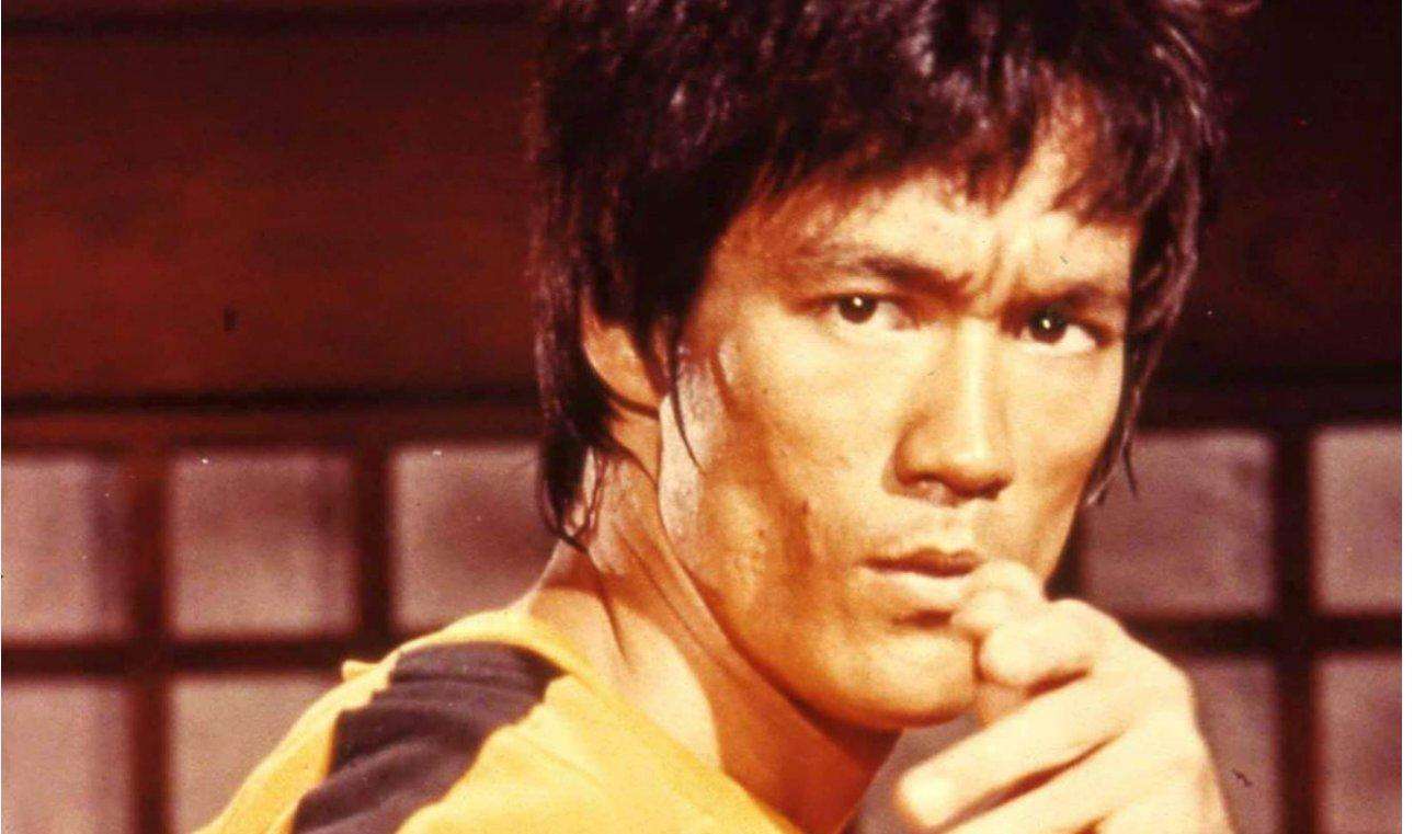 李小龙《精武英雄》再看李小龙的眼神,杀伤力巨大.