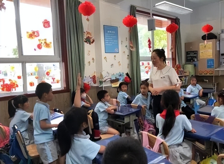 成都高新区中和小学举行2021级党员家长进校园讲党史主题活动