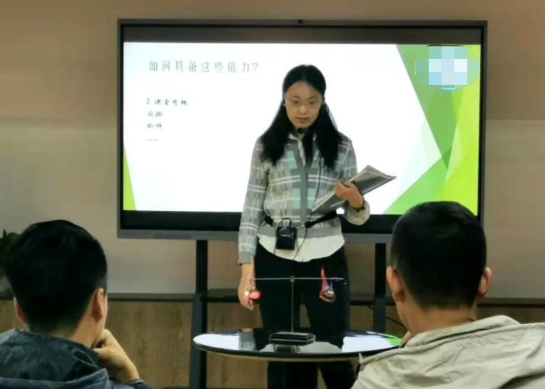 女生高考选专业，应该学师范还是学护理，两者差距不是一点半点