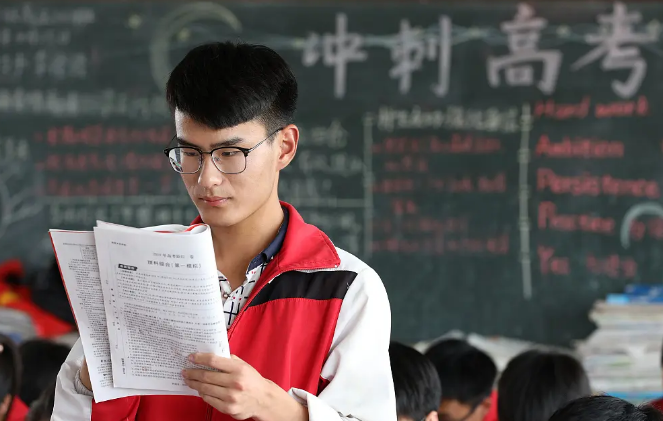 高三一模成绩370分，该走单招还是参加高考？听听过来人分析利弊