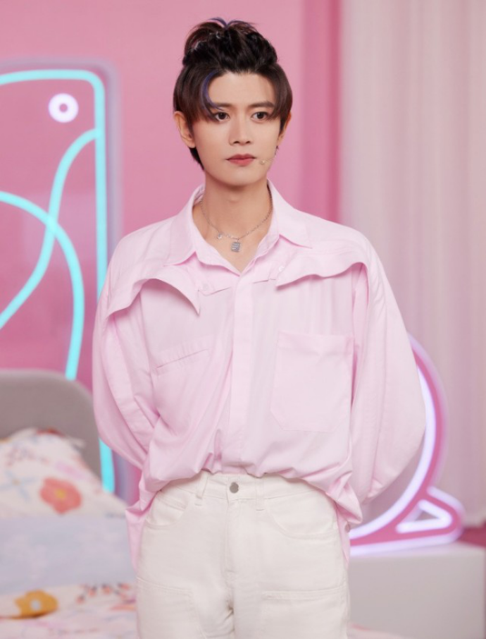 同样是扎小辫,把任嘉伦王一博肖战蔡徐坤等放一起,差别就出来了