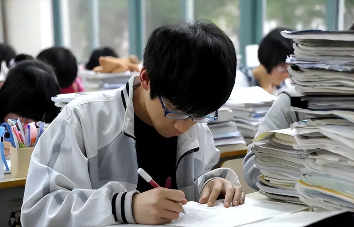 “考试蒙也别想蒙”，大学教授建议取消高考选择题，引发家长热议