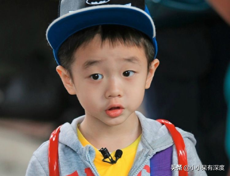 杨威晒照片，哇，小萌娃长成帅哥了！杨阳洋对双胞胎妹妹，特别好