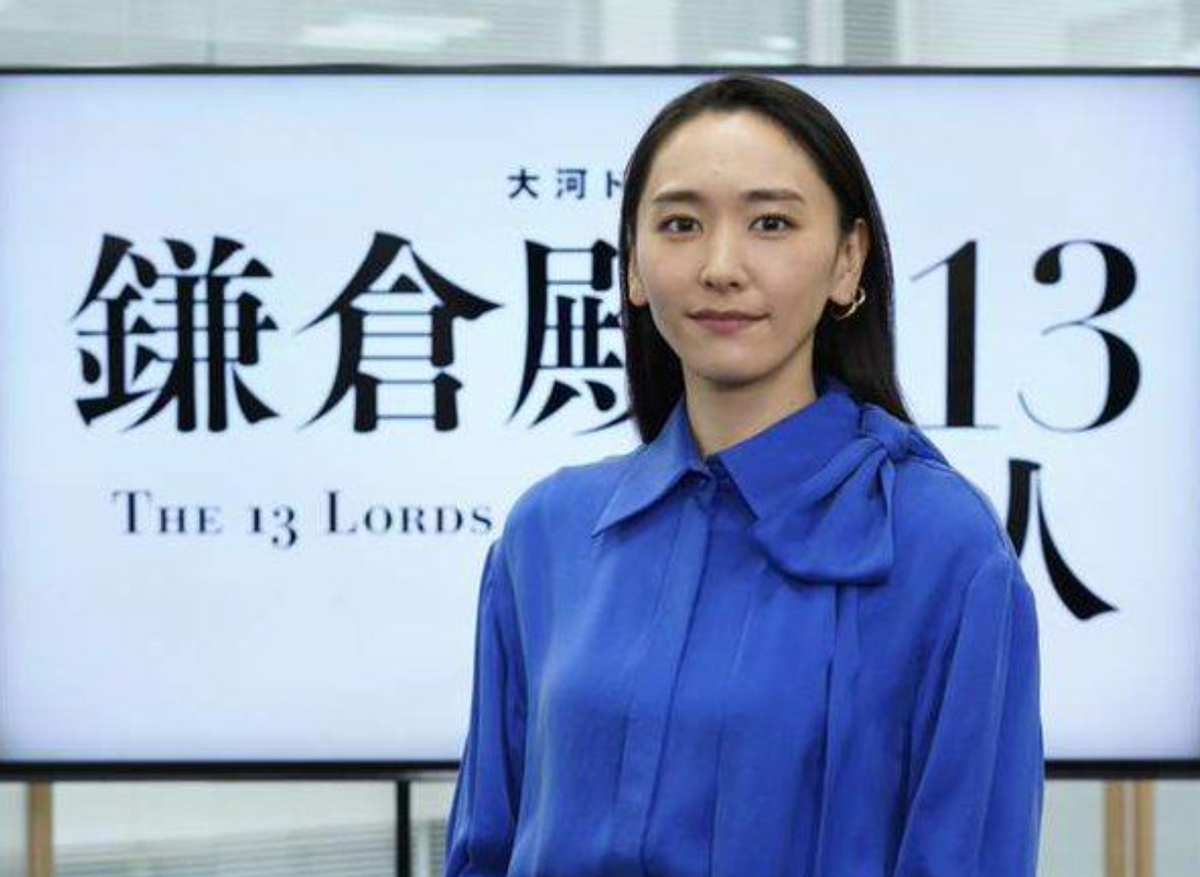 日本“国民女神”新垣结衣婚后首现身！发际线很高，额头上痣抢镜