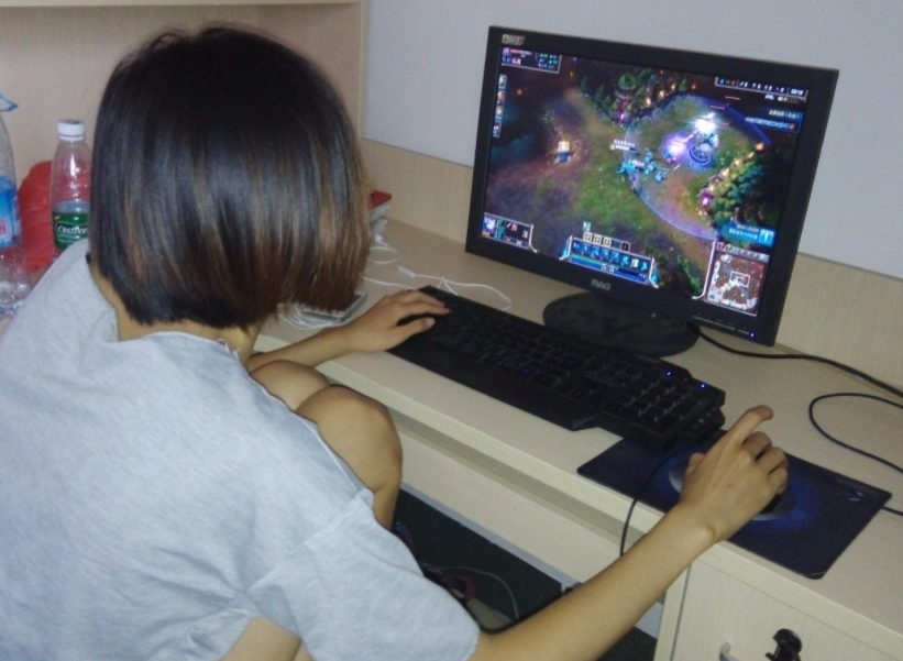 大学生打游戏颓废现状（大学生放假后整日打游戏）