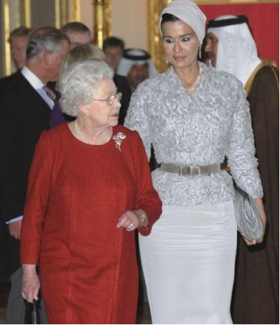 中东武则天莫扎王太后,从富家千金到阶下囚,嫁给仇人之子发展国家经济