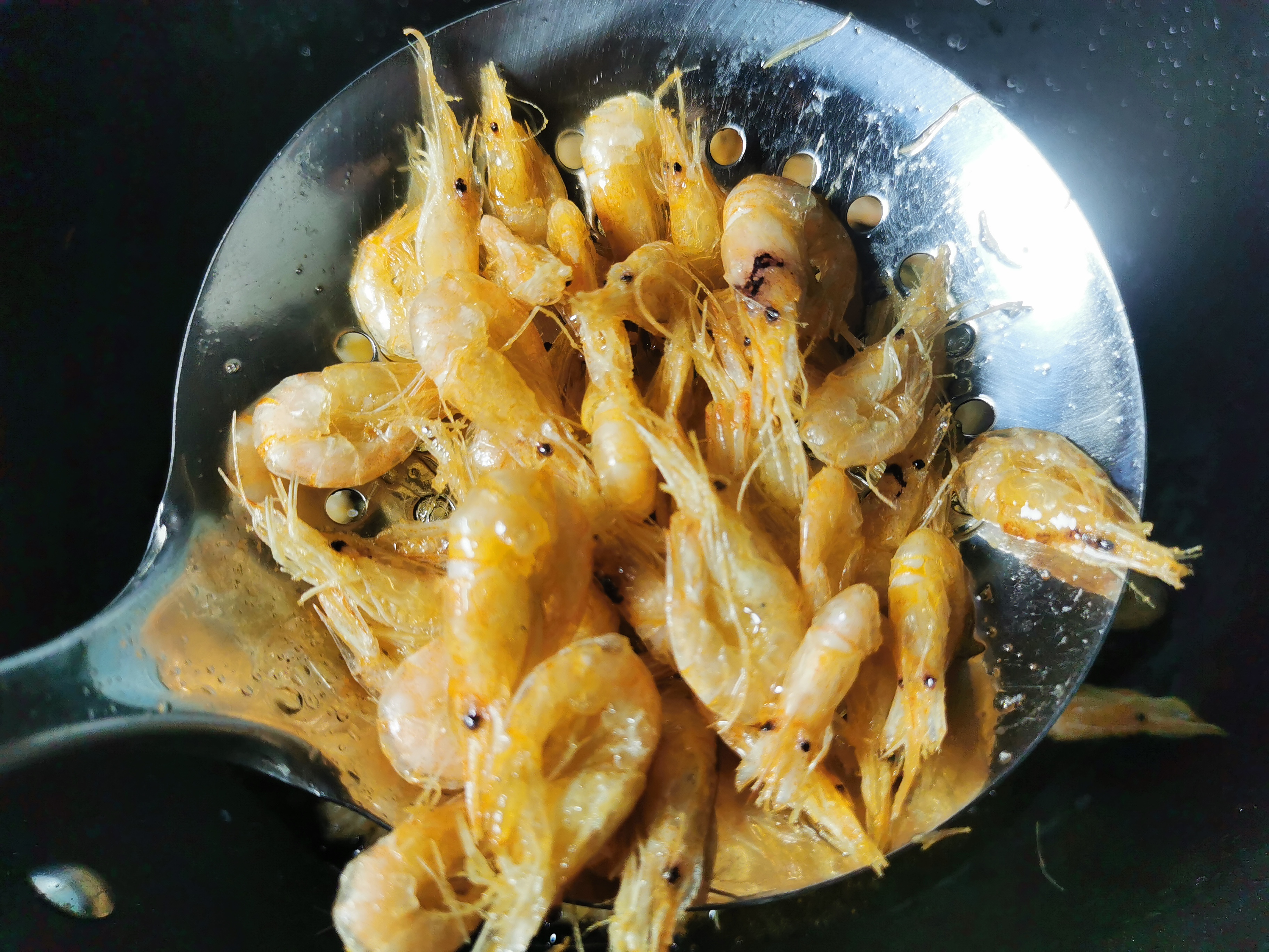油炸小河虾的做法（教你油炸小河虾个个金黄焦酥）