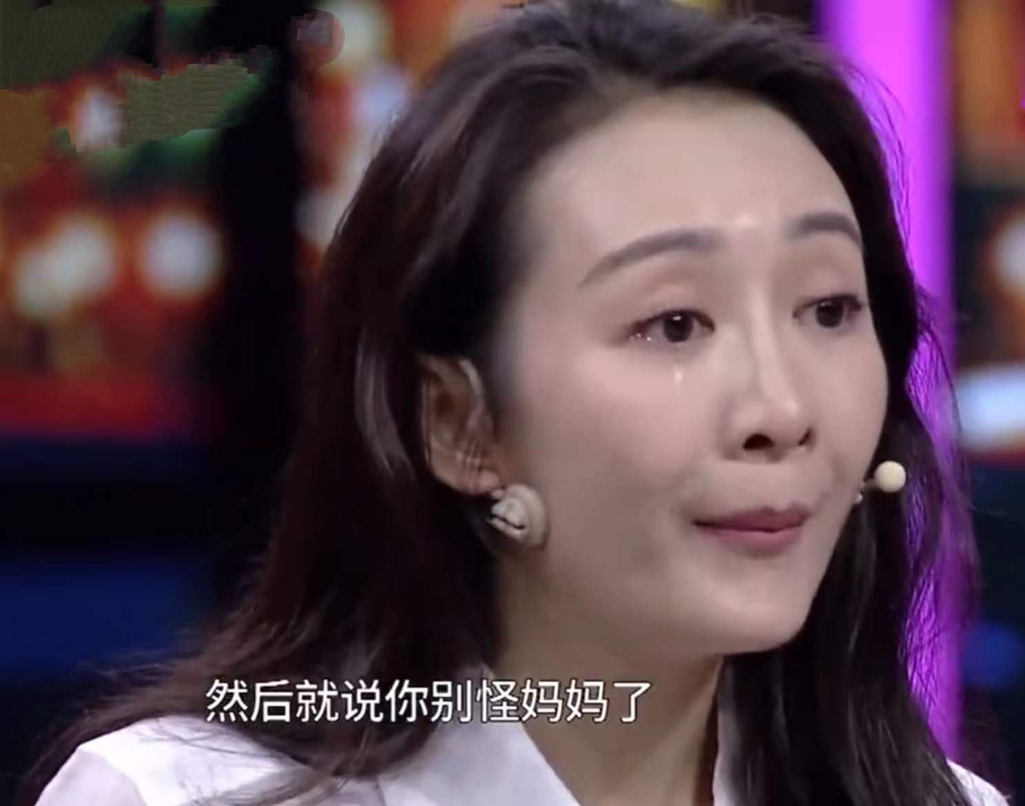 王鸥现身同母异父妹妹婚礼，主动帮服务员备茶水，热情合照无架子