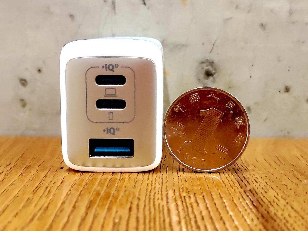 比原装充电器单口强，Anker 65W三口超能充上手体验