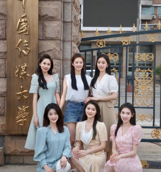 冯琳毕业合照流出，笑容甜美清新可爱，但比起室友还是略有逊色