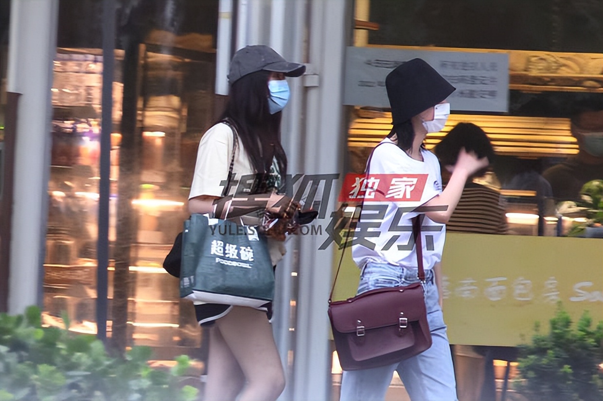 独家：赵粤王艺瑾下班素颜逛街 一起逛超市到天黑