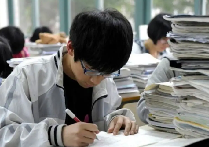 大学生街头采访，“985第一名”和“清北倒数第一”，你选择哪个