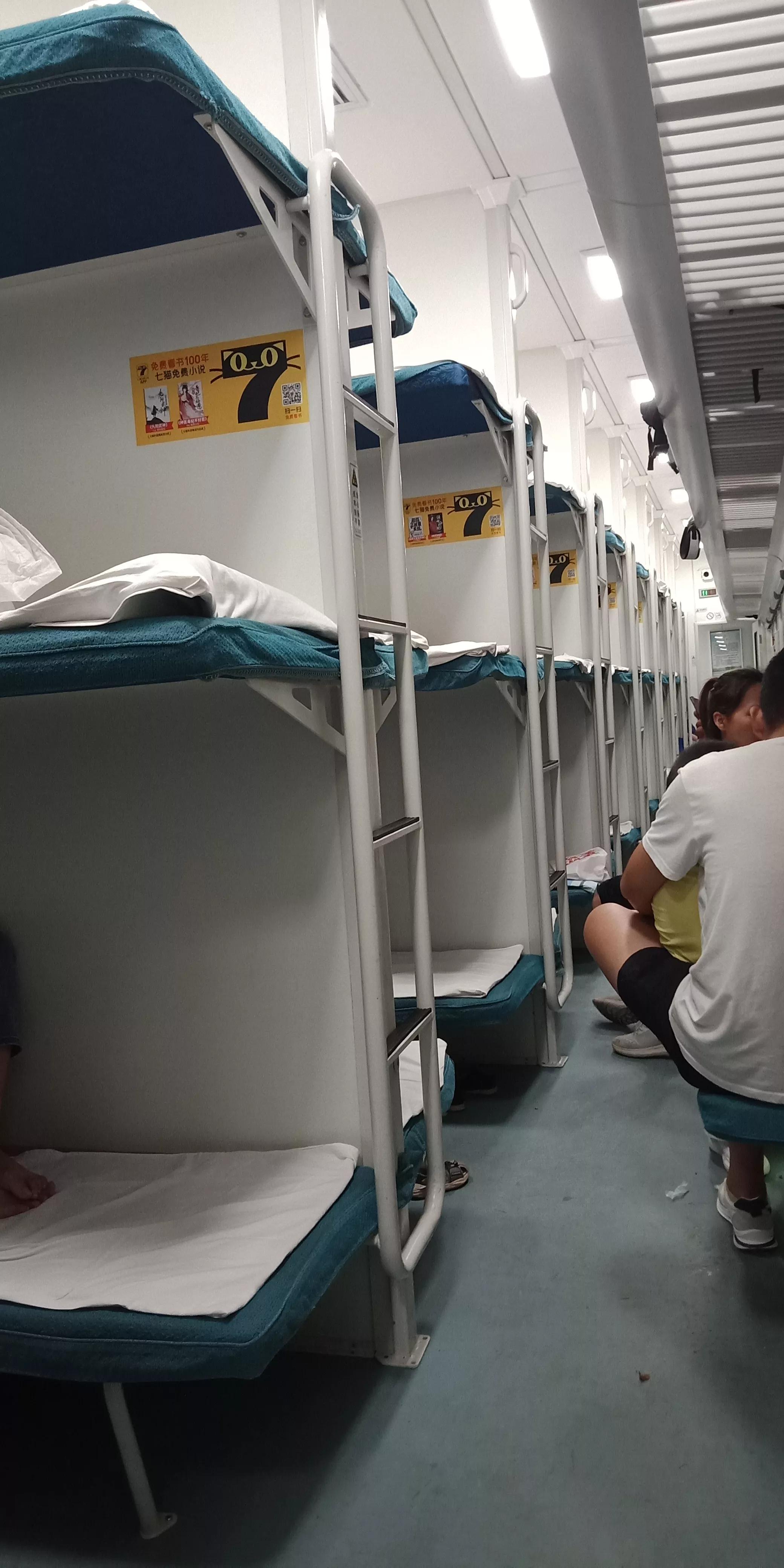 我带了一个三个眼的手机充电器,就不怕在火车上找不到插座了