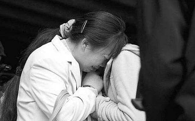 安徽光棍兄弟收养弃婴，给拖拉机装土赚奶粉钱，34年后女婴成教师