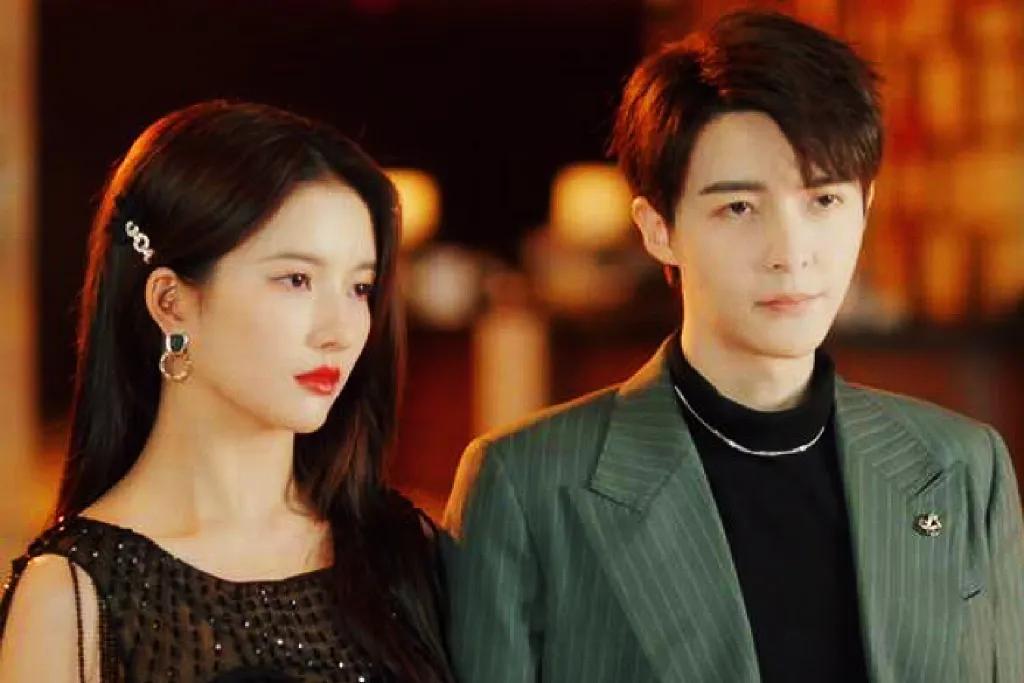 《夜色倾心》由刘些宁、管烁主演的短剧，漫画人物涌进现实