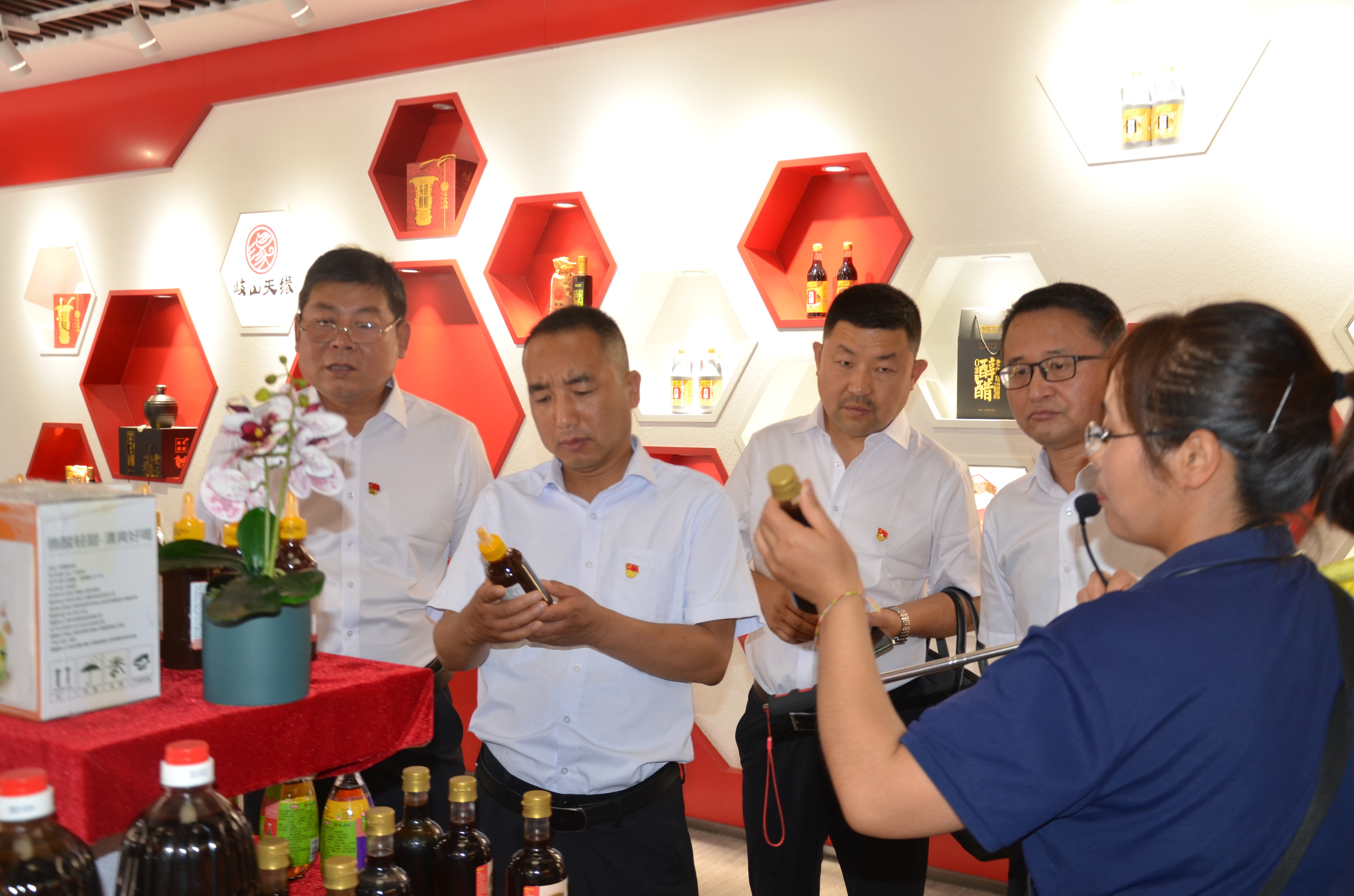 喜迎二十大，奋进新征程：工业园区机关党支部与企业共庆党的生日