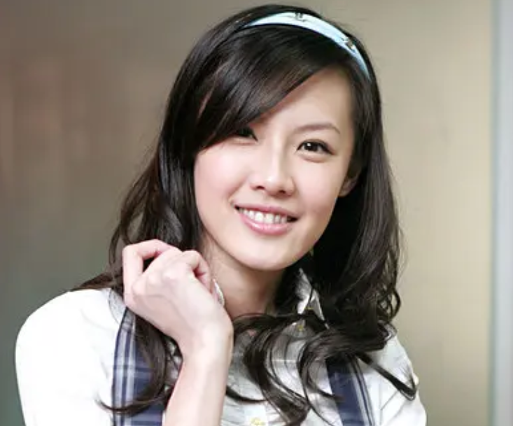 嫁内地导演8年！39岁女星终于带着俩女儿移居内地，新家环境宜人