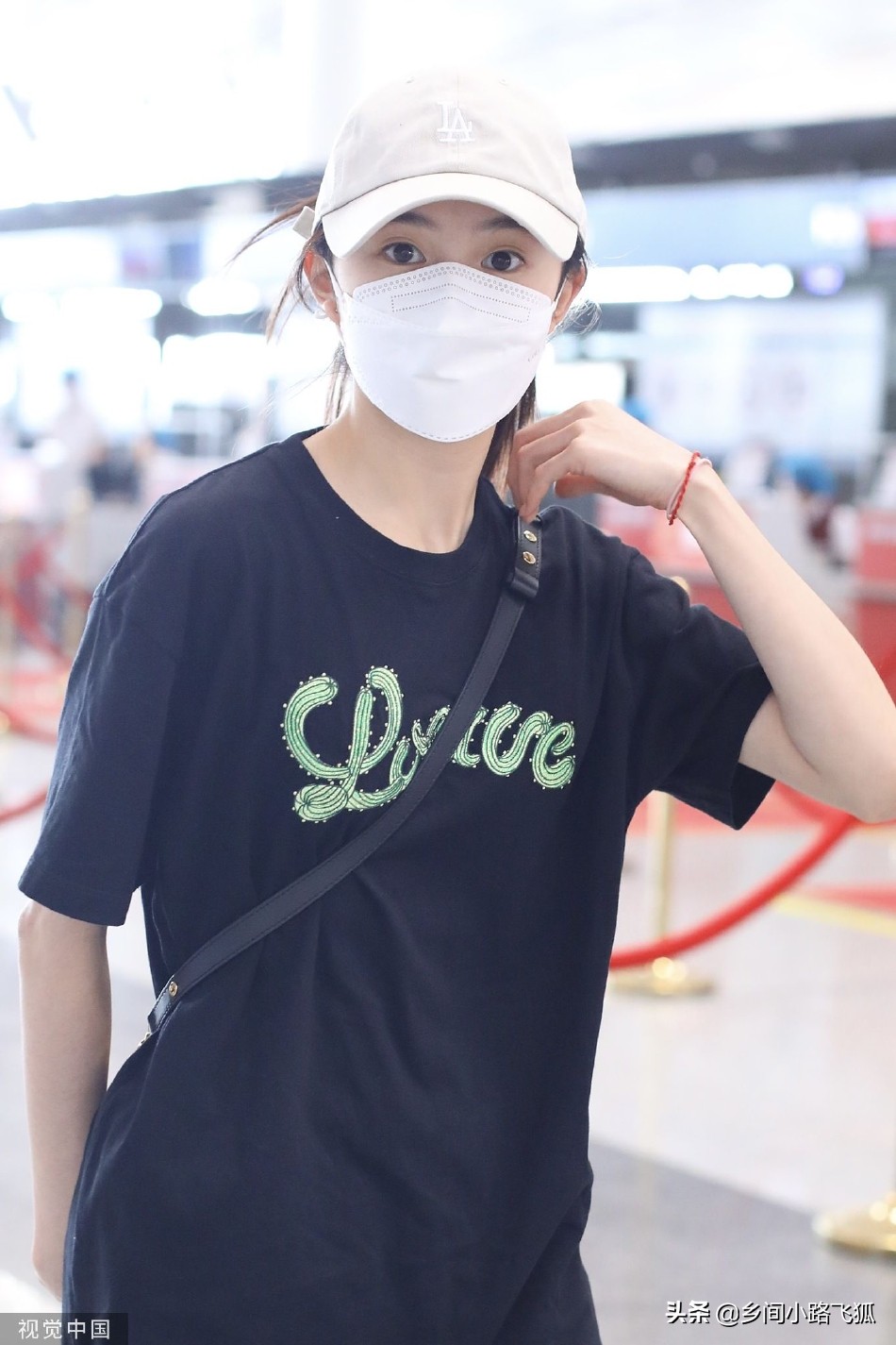 刘浩存现身机场穿搭清爽 与粉丝签名挥手亲切感十足