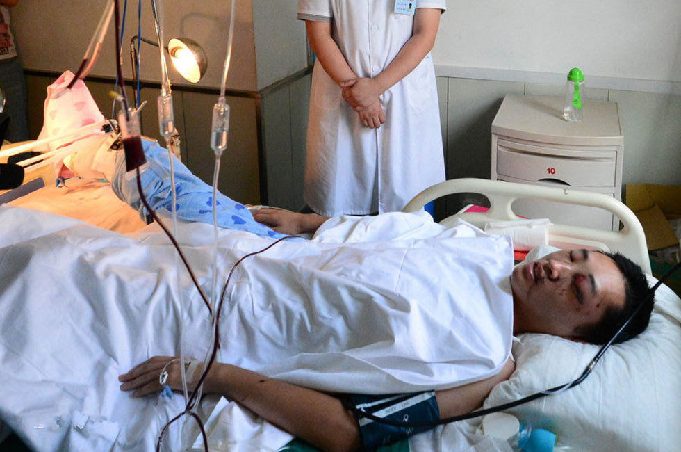 2012年，90后学警车轨救人被轧断双腿，5年后娶照顾他的美女护士