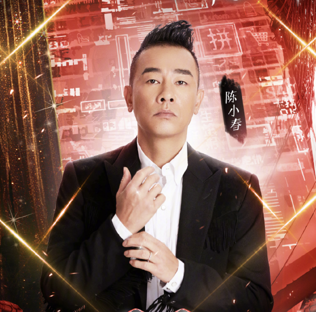 陈小春直播翻车后现身，与应采儿接儿子，门口不停吸烟疑心情不佳