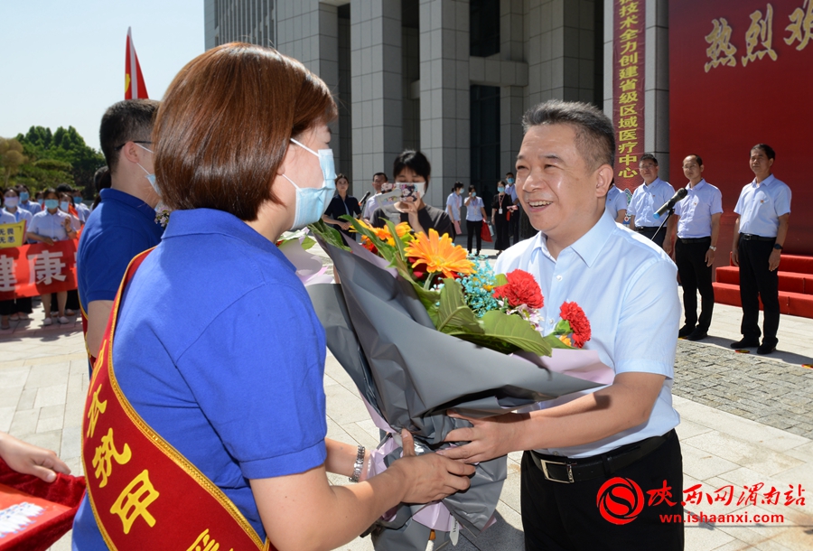 白衣执甲 最美逆行——渭南市中心医院援护医疗队员平安凯旋（组图）