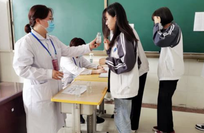 高考体检时，学生要全部脱光？高三党被吓坏，医生：我也不想看