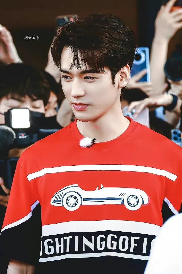 综艺《极限挑战》横店路透中帅气的龚俊