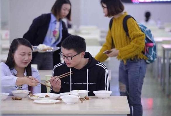 一男大学生给女友的6周年礼物，竟然是2手衣服，还是顺丰到付