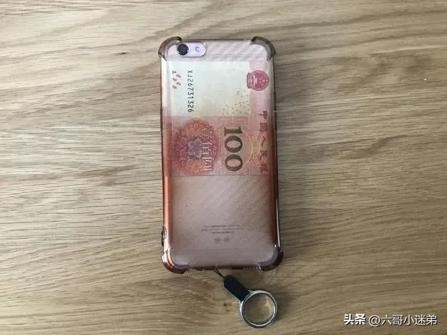 为什么有的人在手机背后放一张100元的人民币?
