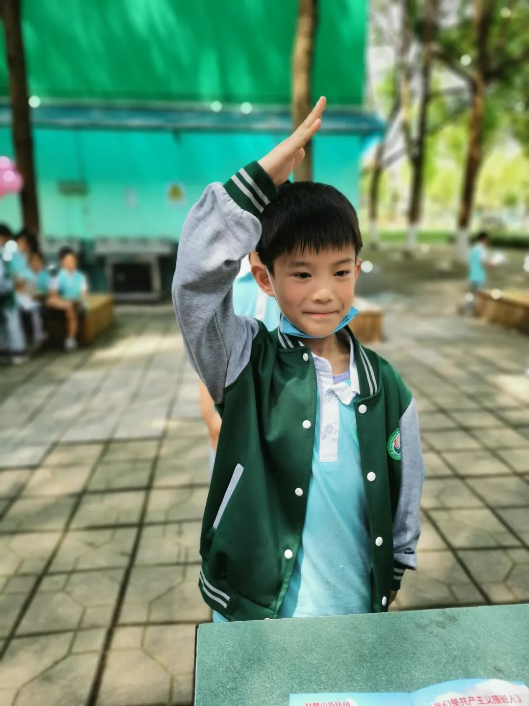 四川天府新区永兴小学一年级的孩子们在香樟林开展入队闯关活动