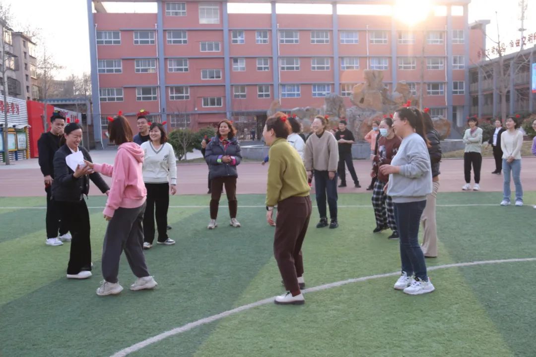 欢庆女神节日 尽展巾帼风采—自由路小学举行三八妇女节趣味运动会