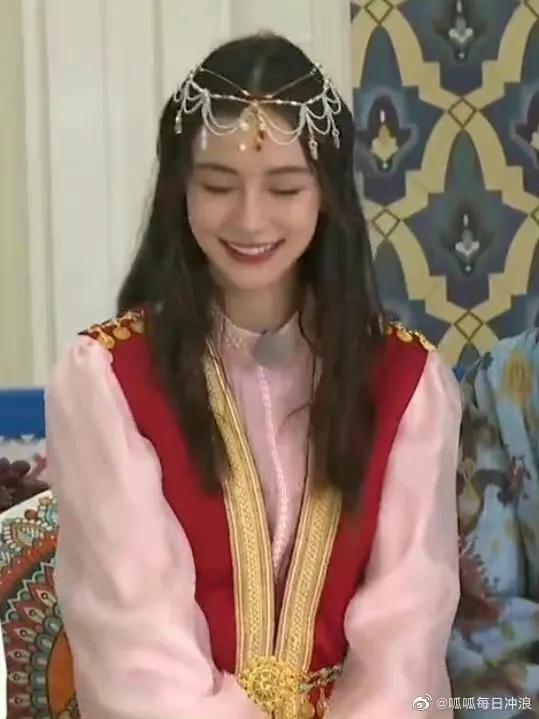 综艺《奔跑吧》直播截图中的baby小姐姐和新疆路透哦