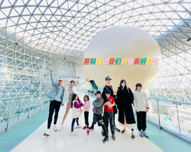 吴尊携老婆儿女出游，网友希望他内外兼修别塌房，获本尊暖心回复