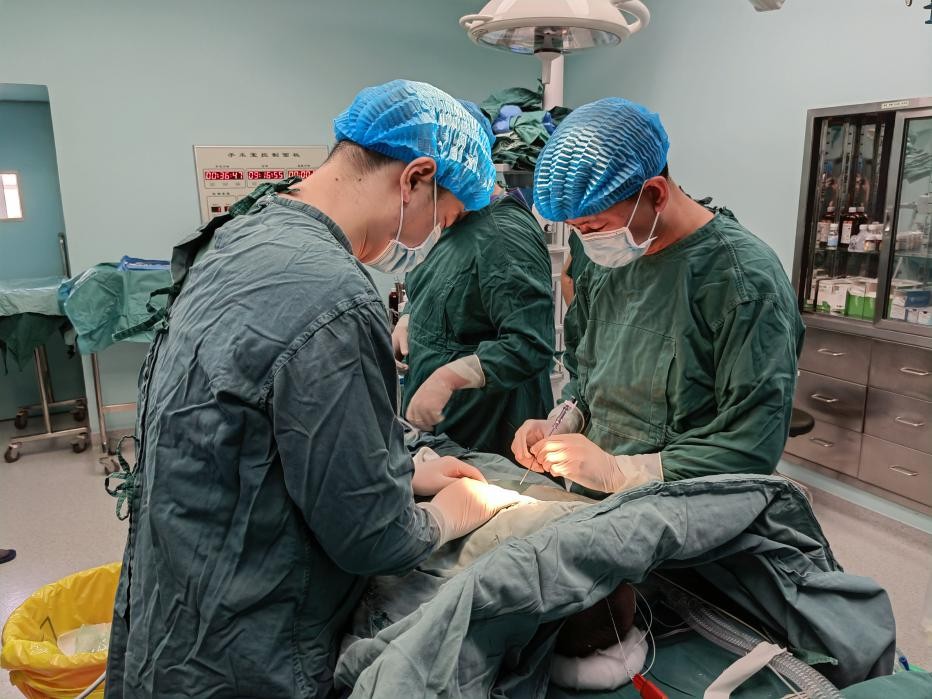 沈阳市儿童医院外科成功完成一例早产儿重度肾积水腹腔镜下肾盂成形手术