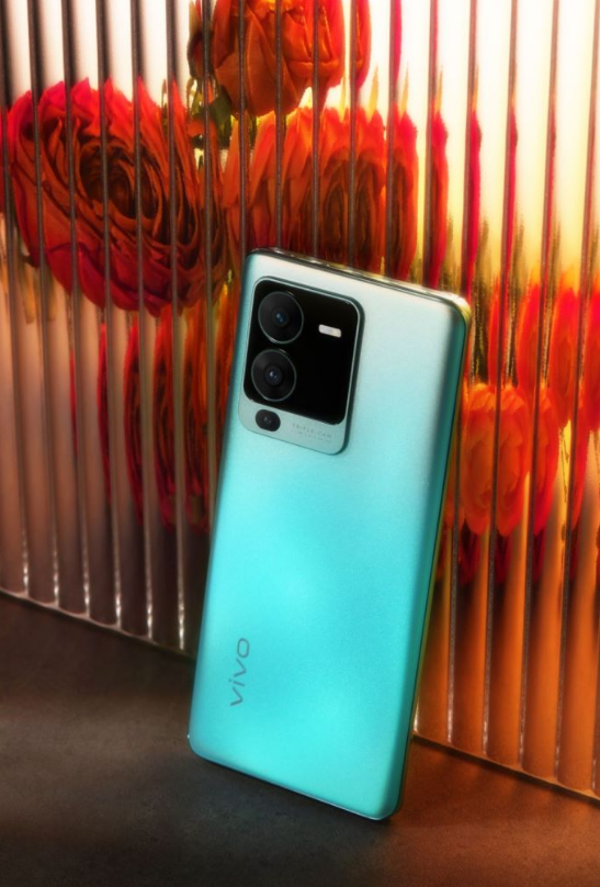 外观精致有亮点，实力不俗更耐打，vivo S15不火没道理