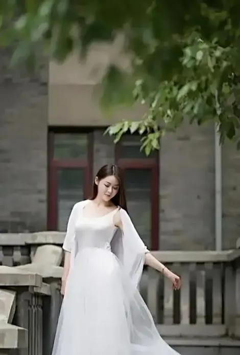 白色服饰穿搭 美女们穿出干净 清新的自然感觉 美图合集