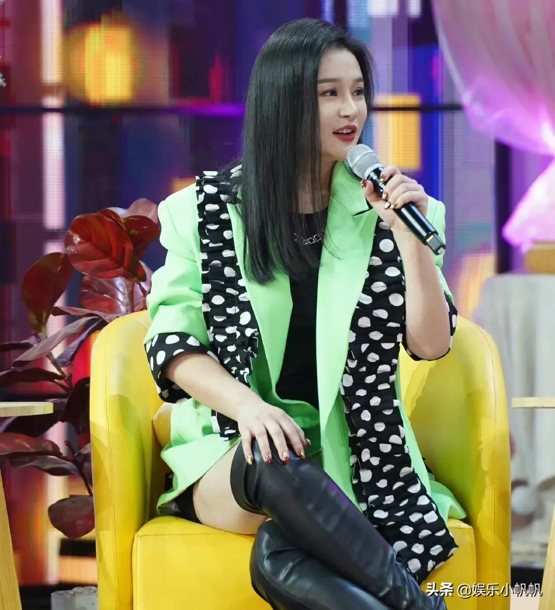 冉莹颖运动完的皮肤状态是真好！网友：图二没放大以为在树上劈叉