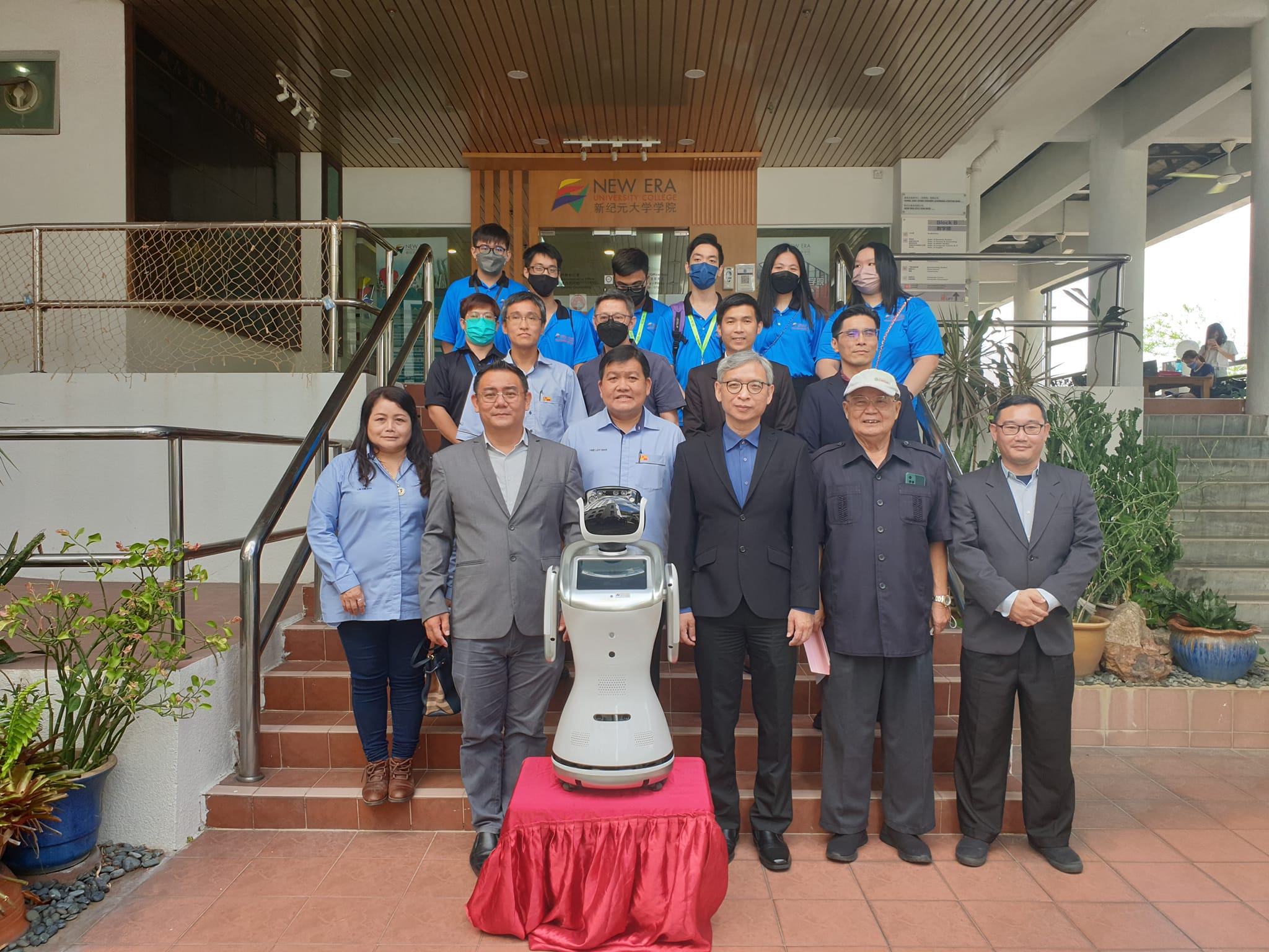 加影州议员许来贤赞助一台士博智能科技的三宝智能机器人