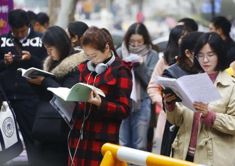 公务员或将实现“聘任制”，20万年薪有望到手，但铁饭碗会被打破