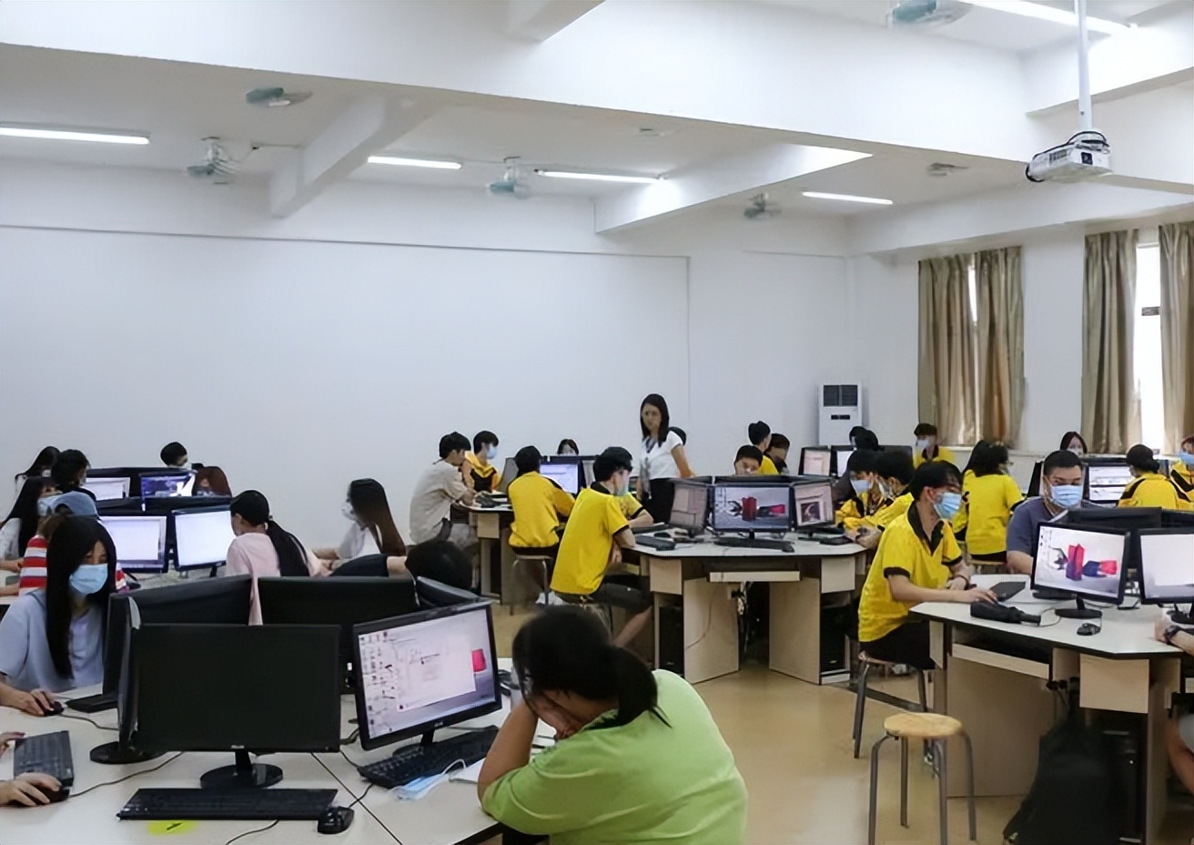 表面上看起来是体制内的工作，实际上是合同制，考生有必要了解